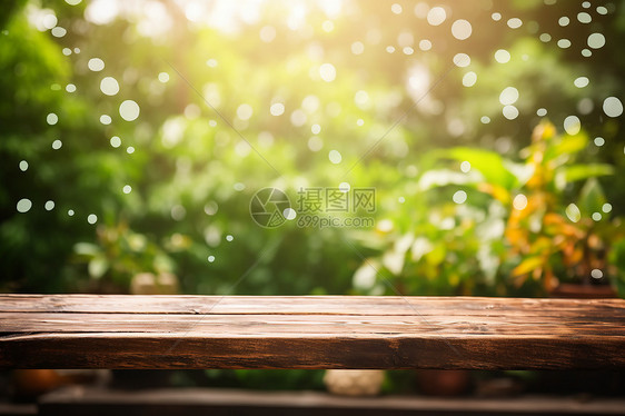 阳光照射下的木头桌子图片