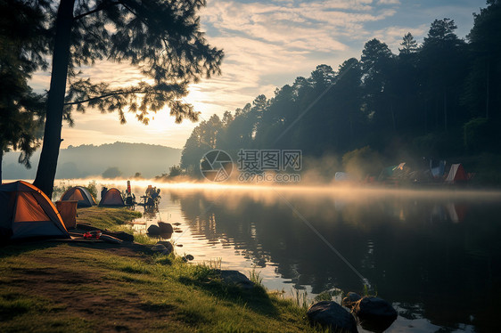 夕阳下的露营图片