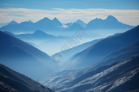 山脉的美丽风景背景图片