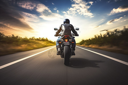摩托骑士驰骋在城市道路上图片