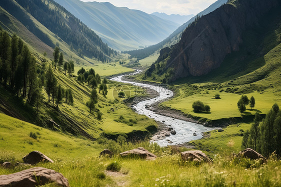 徒步旅行的山间景观图片