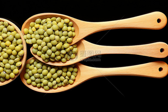 木勺上的绿豆图片