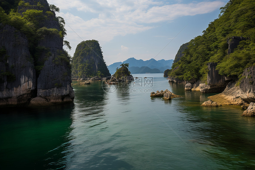 露意盎然的山脉湖泊景观图片