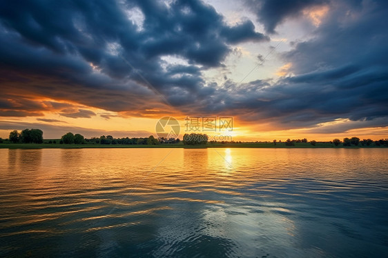 落日下的湖泊景观图片