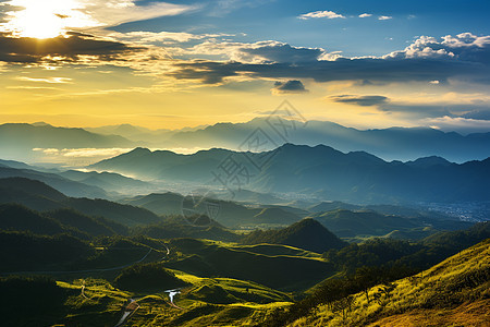 清晨朦胧的山间景观图片