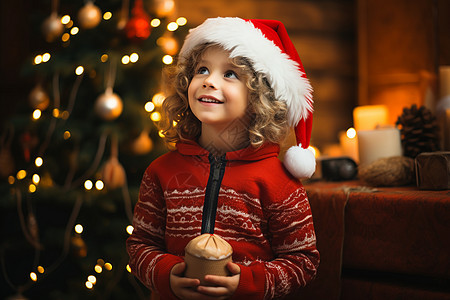 圣诞树下可爱的小男孩图片