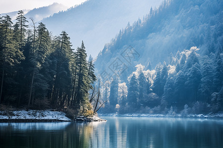 迷雾笼罩的雪山湖泊景观背景