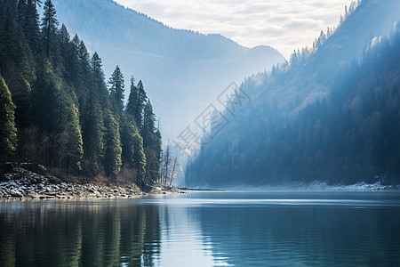 山中湖泊的美丽景观图片