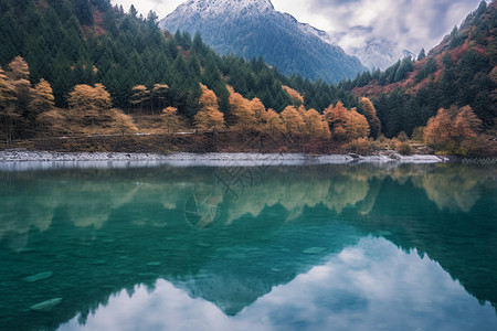 水洒山间云影倒映的美丽景观图片