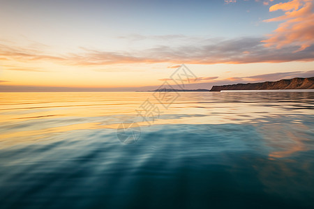 海里游泳水天一色背景