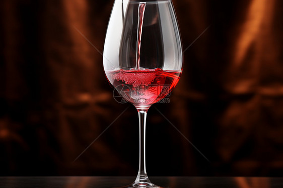 桌面上的红酒图片
