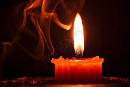 桌面上点燃的蜡烛图片