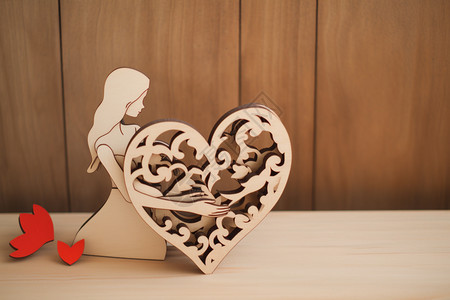 木桌上浪漫的爱心图片