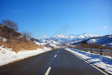 山脉下的交通公路图片