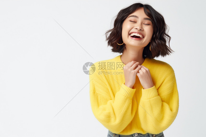 黄色衣服的女性图片