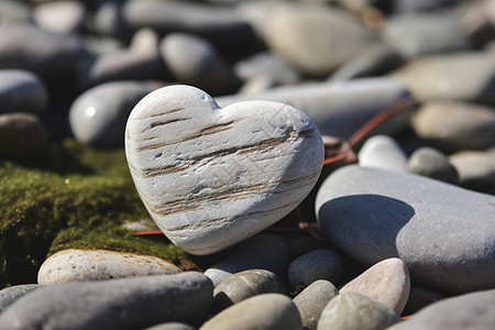 海滩上的心形石头图片