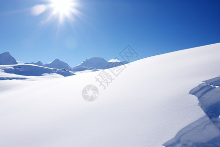 雪中美女高原中美观的雪山背景