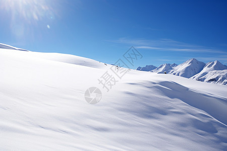 雪山中自然的山脉图片