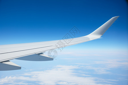 天空中飞机翅膀图片