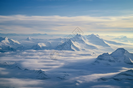 高山雪中的山脉图片