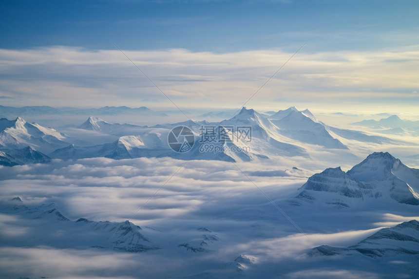 高山雪中的山脉图片