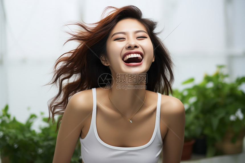 户外开朗大笑的女子高清图片下载-正版图片600652283-摄图网