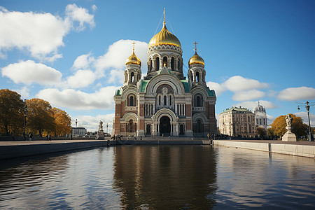 历史悠久的圣彼得堡金顶教堂图片