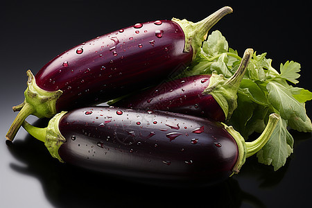 准备烹饪的紫色茄子图片