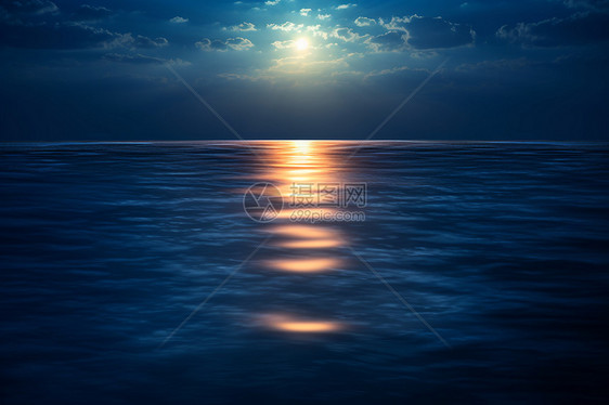 月夜辽阔的海面景观图片