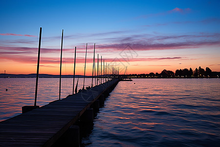 湖畔夕阳船篷钉照片图片
