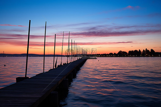 湖畔夕阳船篷钉照片图片