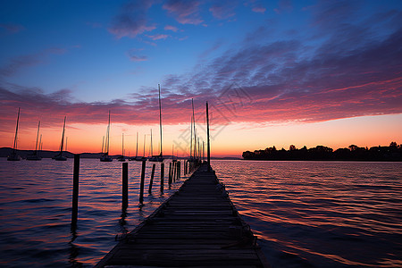 湖边夕阳下的帆船码头图片