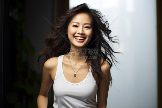 纤柔微笑的亚洲女子图片