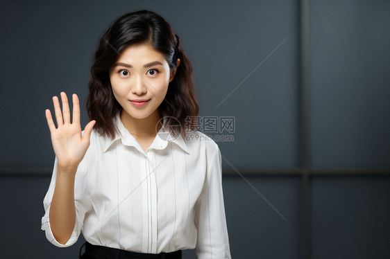 自信举手的亚洲女子图片