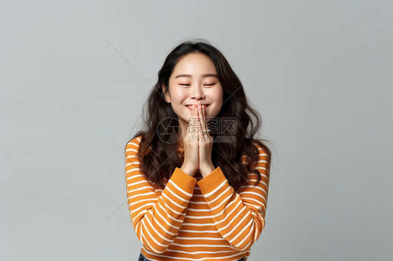 少女祈祷的手势图片