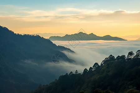 高山与云朵的美丽景色图片