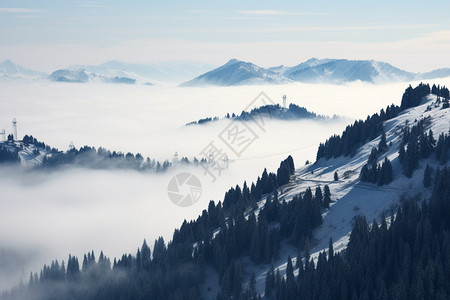 云雾缭绕的山脉图片