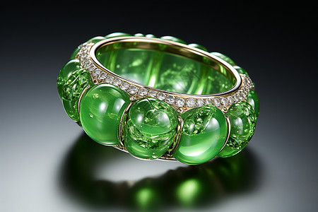 翠绿之玉的珠宝戒指图片