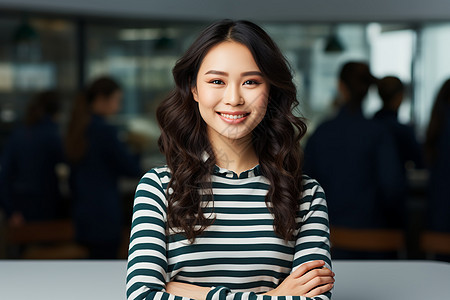 双臂交叉的女人图片