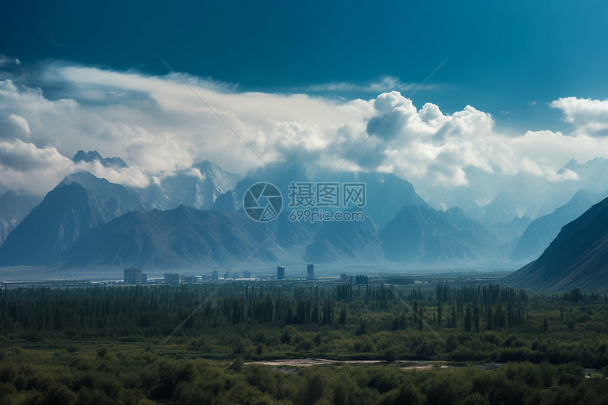 山脉天空中的云雾图片