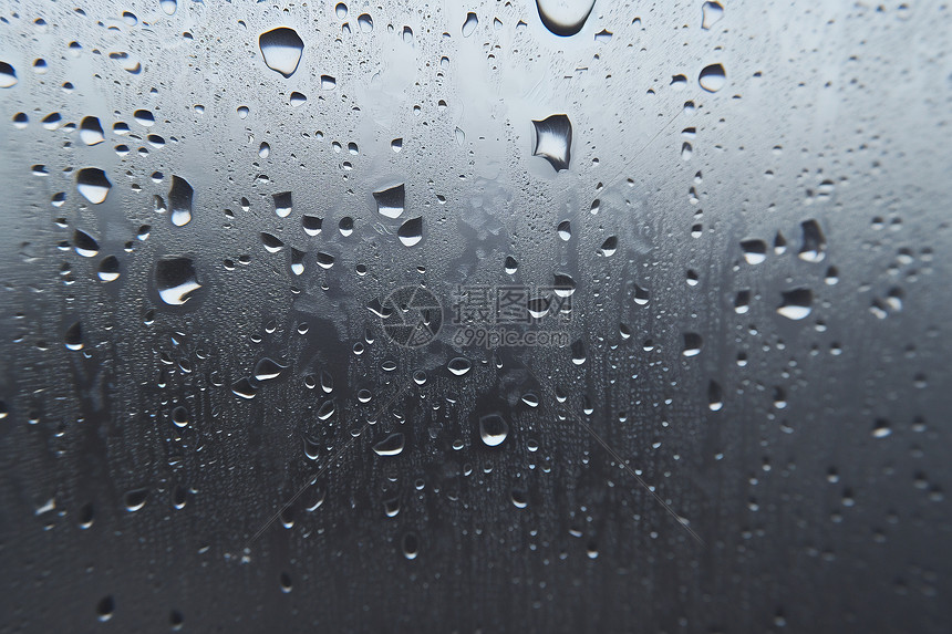 车窗上的雨滴图片