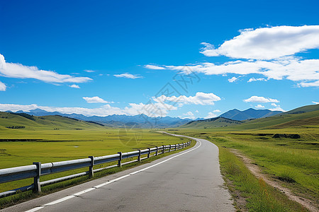 蓝天白云下的草原公路图片