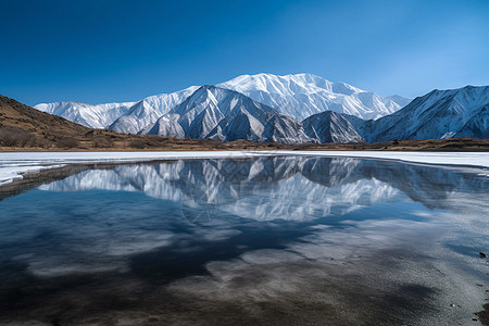 梦幻唯美的山间湖泊图片