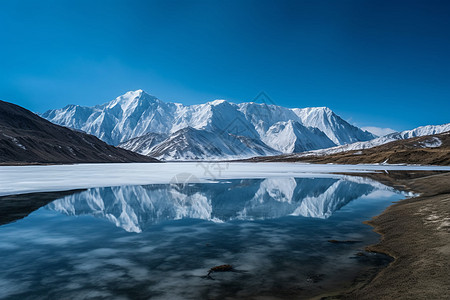 冬季雪山脚下的湖泊图片