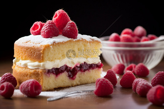 甜蜜诱惑的覆盆子奶油蛋糕图片