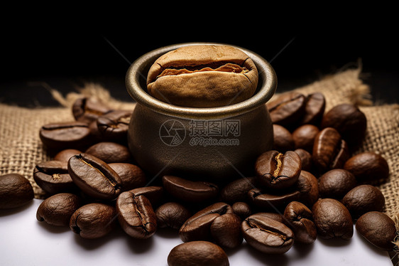 新鲜烘烤的咖啡豆图片