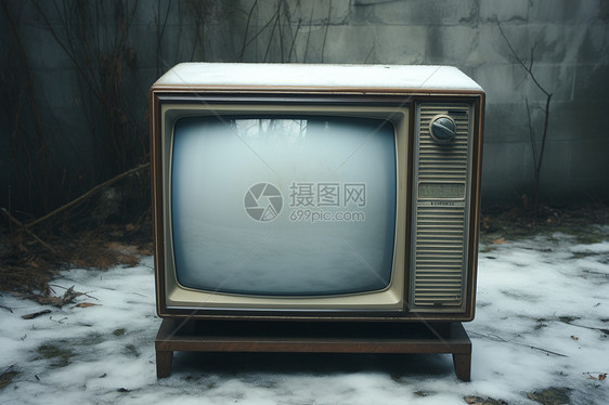 老式电视在雪地上图片