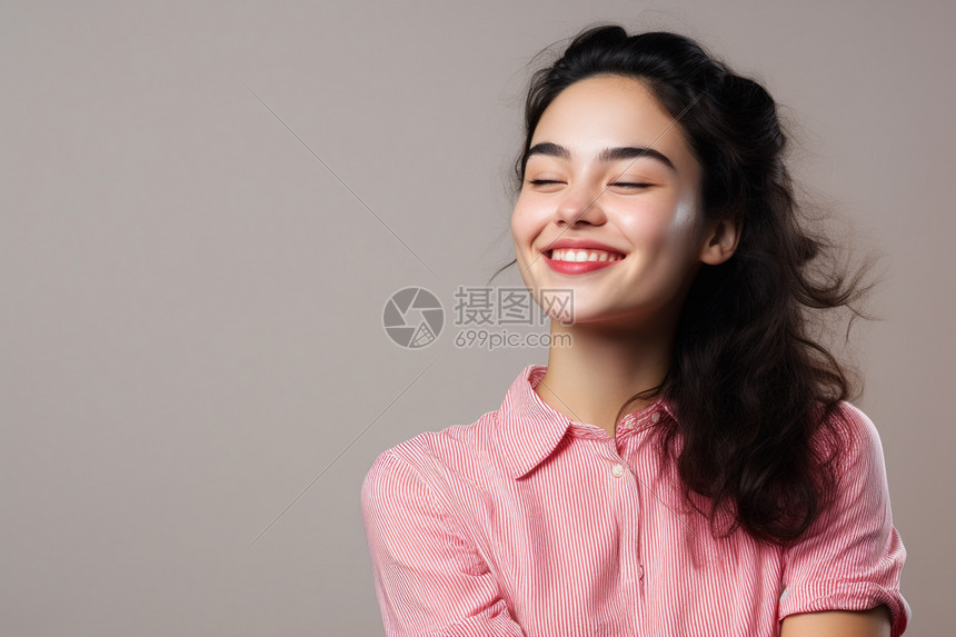 腼腆微笑的女生高清图片下载-正版图片600665998-摄图网