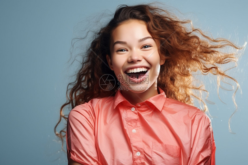 开怀大笑的女性高清图片下载-正版图片600665999-摄图网
