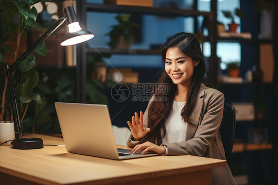 电脑桌前的办公女性图片